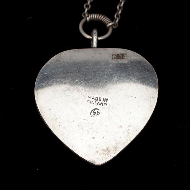 KAULAKORUJA, 2 kpl, hopeaa, Kalevala Koru. Yht. paino n. 198 g.