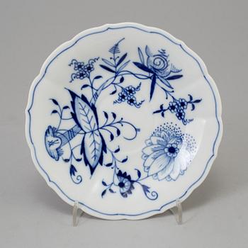 CRÈMEKOPPAR med LOCK och FAT, 12 st, BÄRTALLRIKAR, 12 st, samt DJUP TALLRIK, porslin, Meissen, 1900-tal.