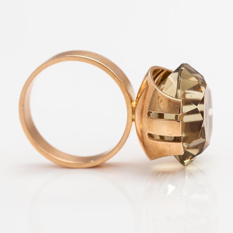 Elis Kauppi, A 14K gold ring with a smoky quartz. Kupittaan kulta,Turku.