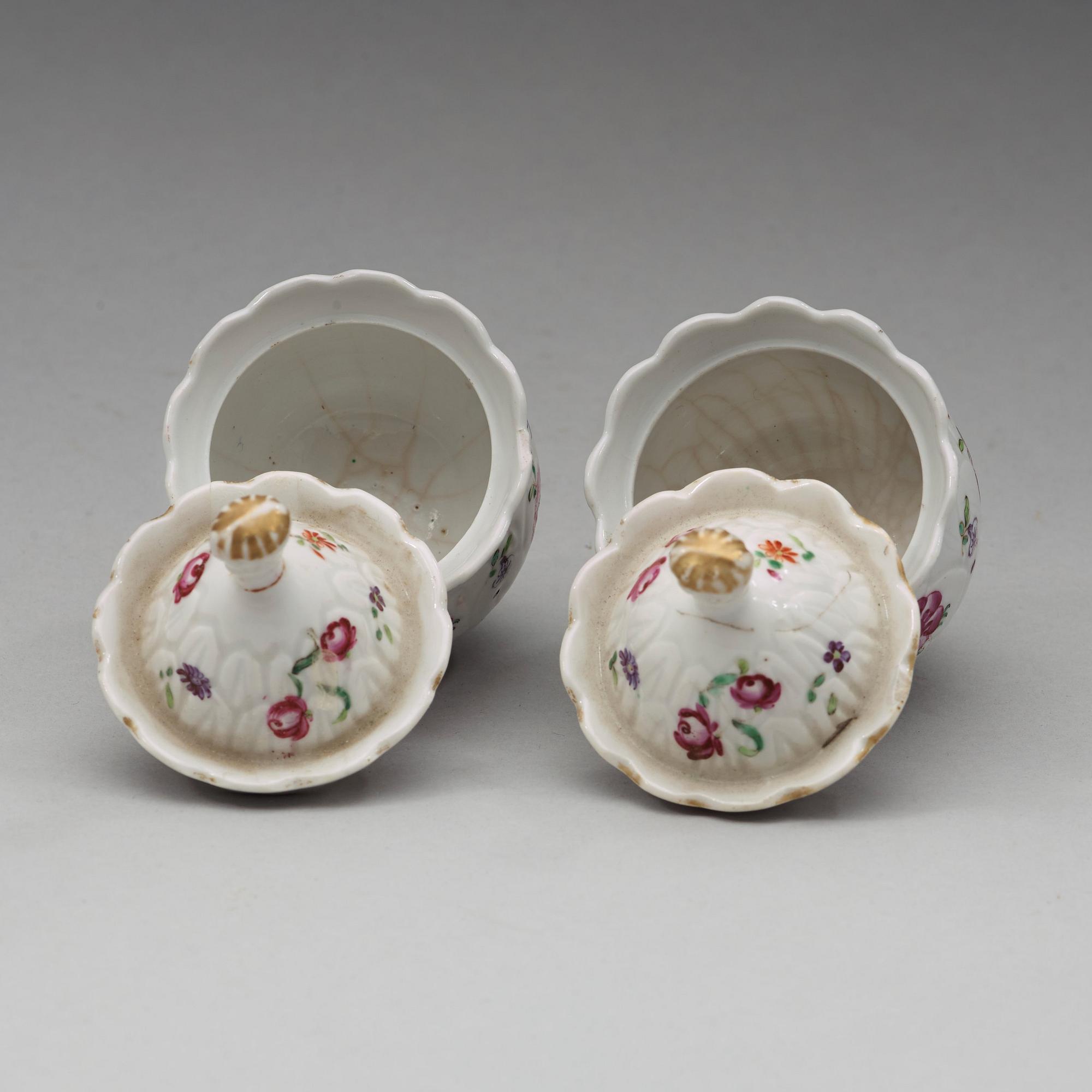 CREMEKOPPAR med LOCK, ett par, kompaniporslin. Qingdynastin, Qianlong (1736-95).