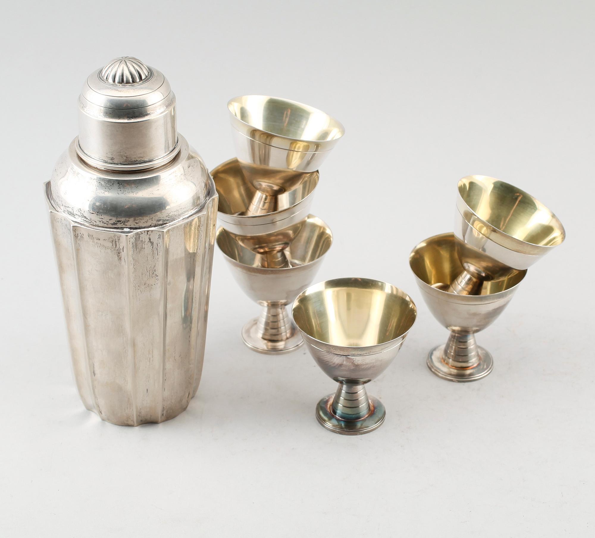 COCKTAILSHAKER OCH GLAS, 7 delar, silver, bl a CG Hallberg, Stockholm 1950 och 1952. Vikt ca 700 gram.
