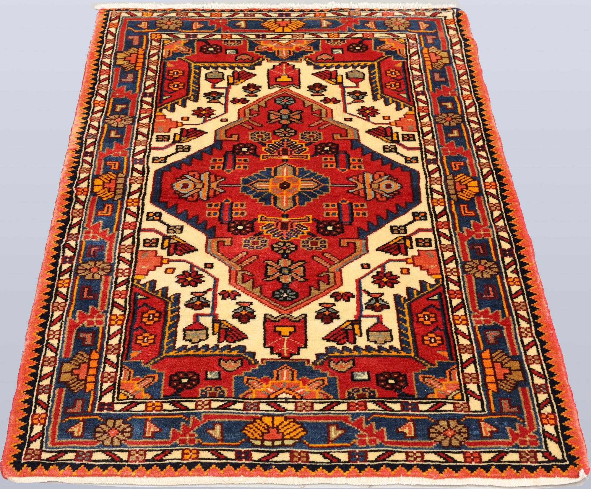 A rug, Hamadan, approx. 130 x 88 cm.