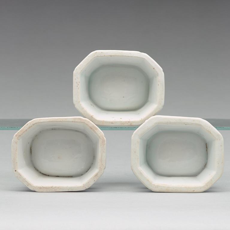 SALTKAR, tre stycken, vapenporslin. Qingdynastin, Qianlong (1736-95).