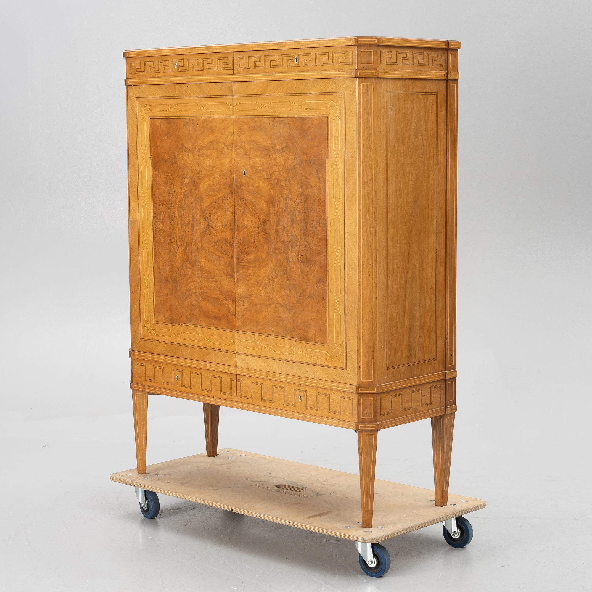 Cabinet/ linen cabinet, first half of the 20th century.