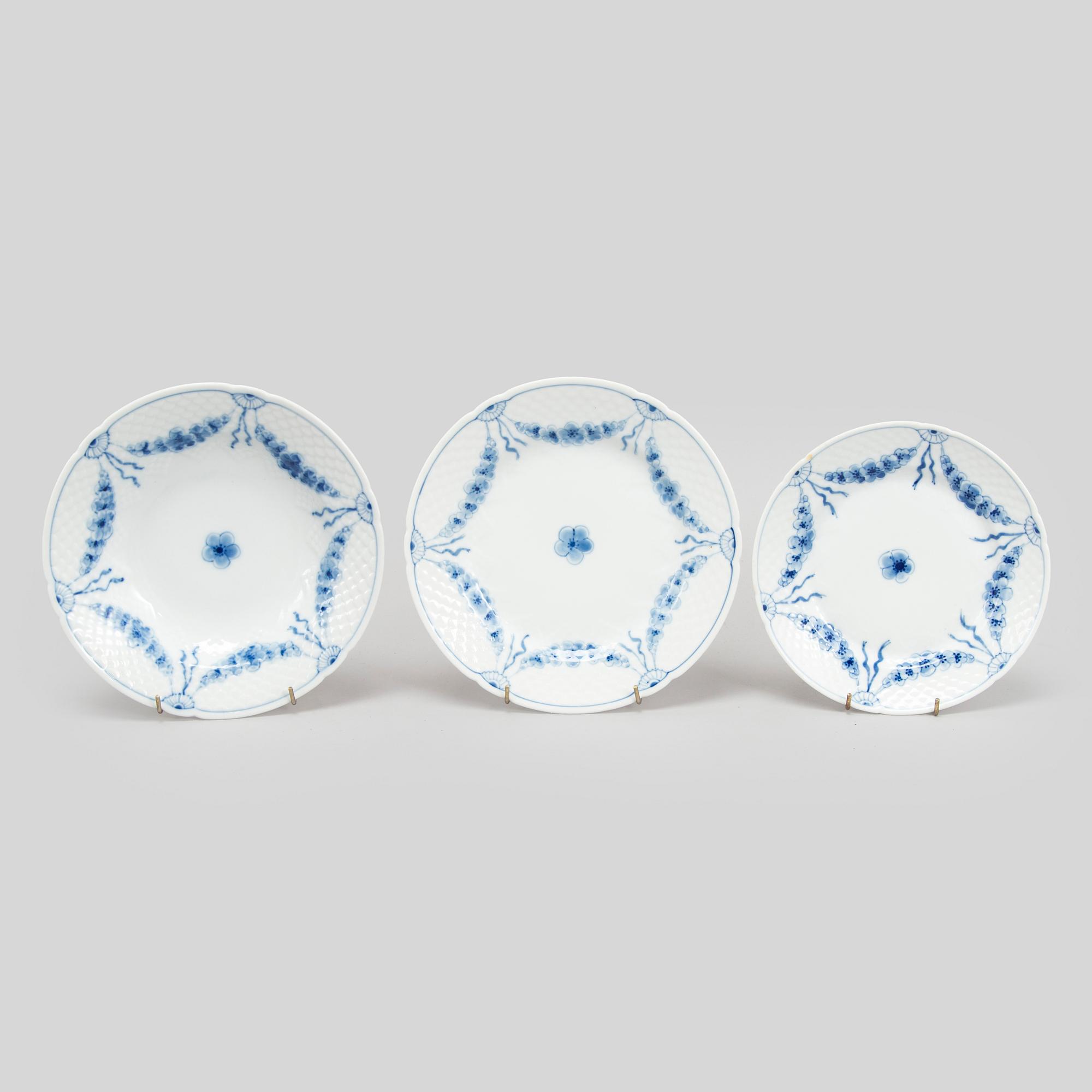 Harriet Bing, astiasto, 110 osaa, "Empire" posliini,  ja pöytäliina, Bing & Grøndahl Tanska.