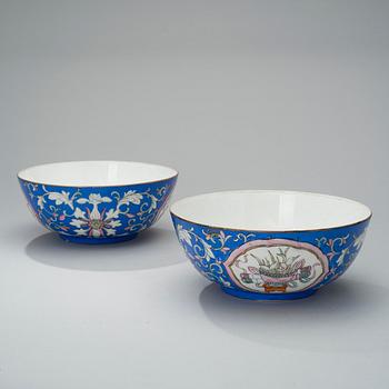 A PAIR OF BOWLS, porcelain, Russia, Gardner late 19th century.