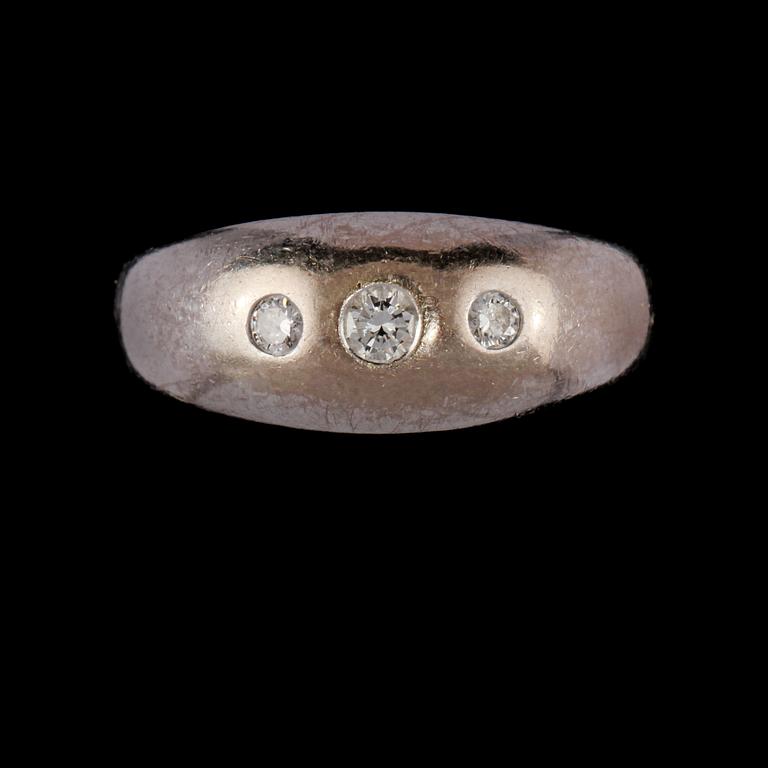 RING, 18k vitguld med 3 briljantslipade diamanter, 0.22 ct, Alton, Falköping, 1981. Vikt 9 g.