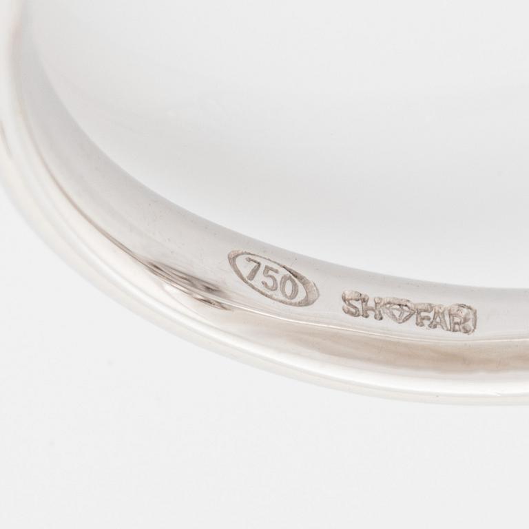 Radiant cut diamond and brilliant cut diamond ring.