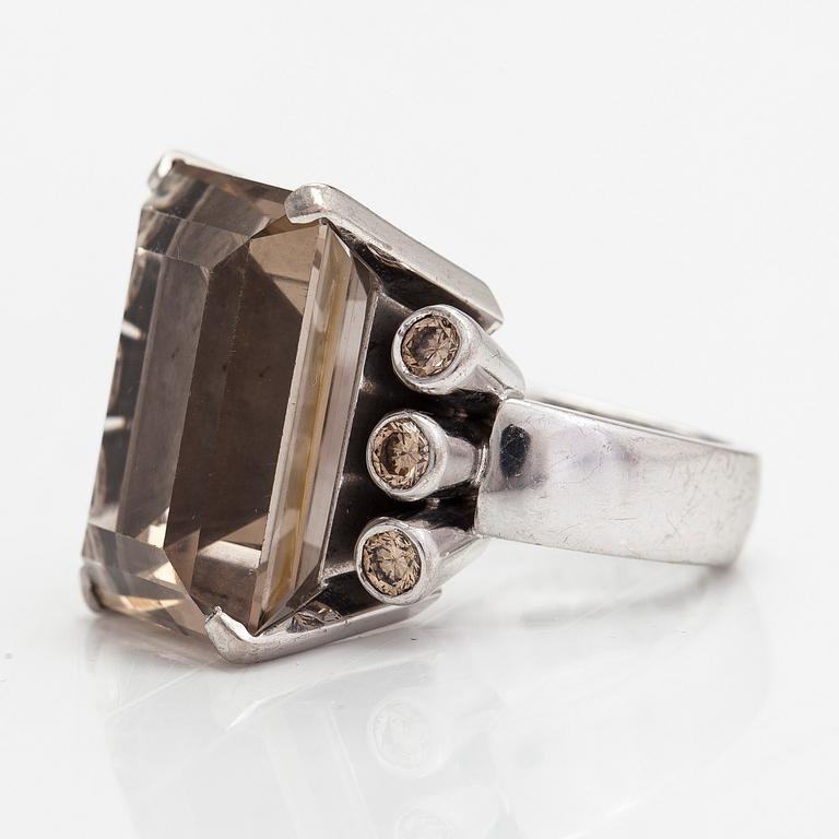 An 18K whitegold ring with an emeraldcut smokey quartz and diamonds approx 0.70 ct in total, Kultala, Helsinki 2008.