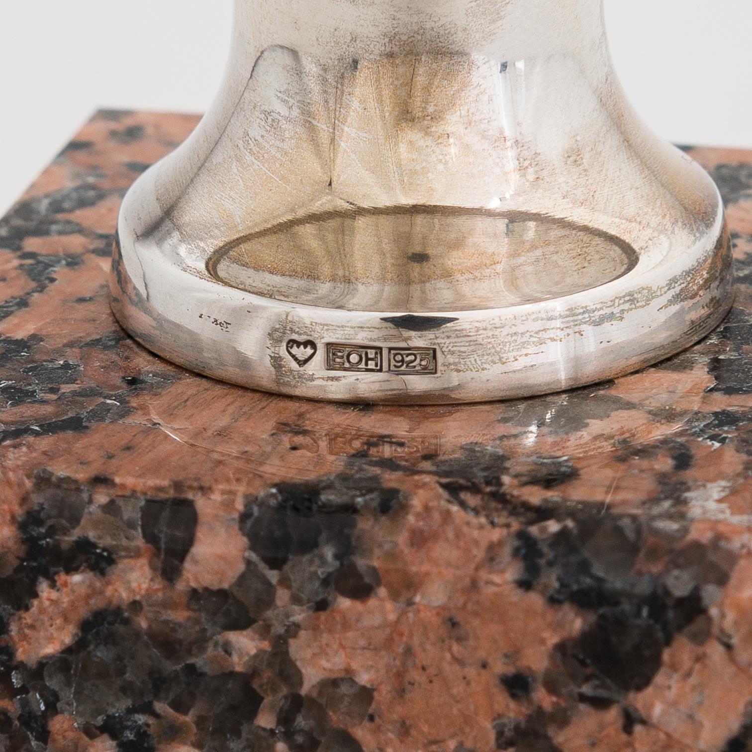 Pekka Piekäinen, Ljusstake, sterlingsilver och granit. Platinoro, Åbo.