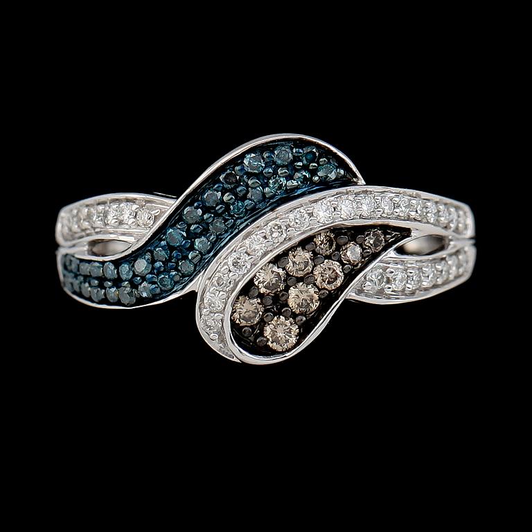 RING, 10K vitguld och flerfärgade diamanter tot ca 0.50 ct.