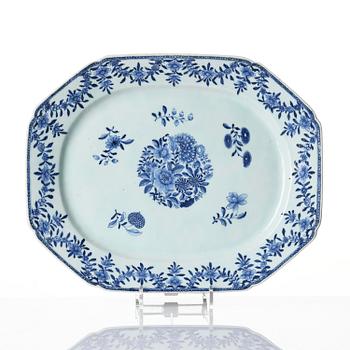 A set of two chargers, Qianlong 1736-95.