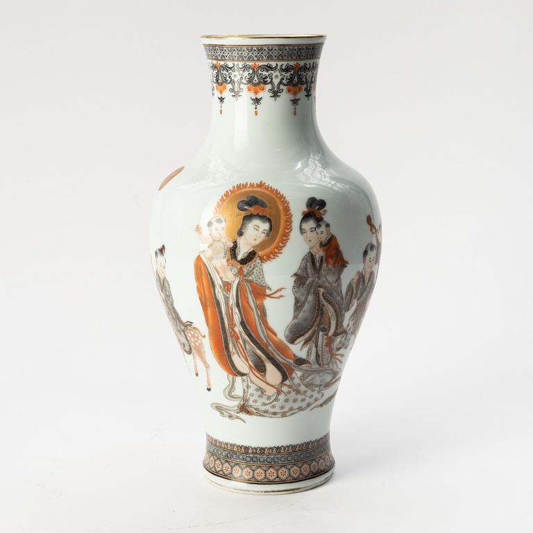 A porcelain vase, China, mid/second half of the 20th century.