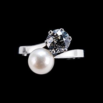 A RING, antique cut diamond c. 0.80 ct. H/si3, pearl Ø 7 mm.