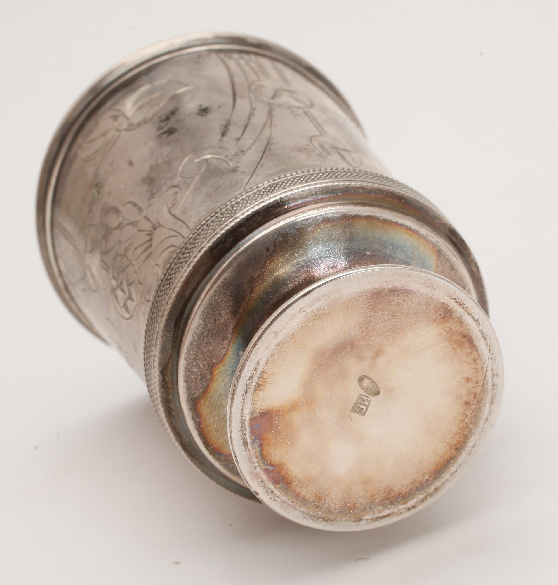 BÄGARE SAMT DOSA. Silver. Ryssland. Tot ca 136 g.
