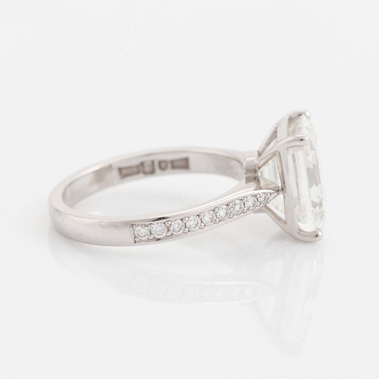 An Engelbert ring in 18K white gold set with an emerald-cut diamond 3.53 ct G vvs 2.