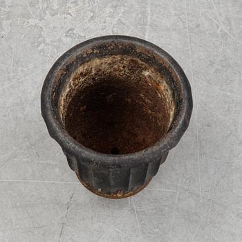 A cast iron garden urn, 20th Century.