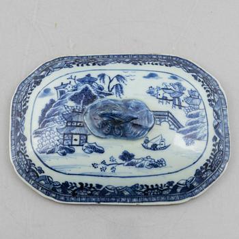 Stekfat, 2 st, samt smörterrin med lock och fat, kompaniporslin, Kina, Qianlong (1736-95).