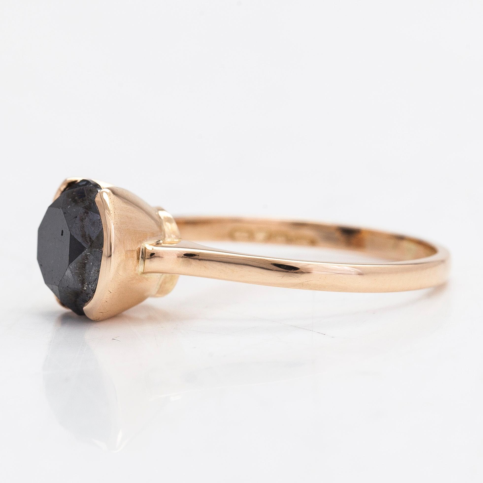 Ring, 14K guld med en briljantslipad svart diamant 2.84 ct. Kultakeskus, Tavastehus. Med IGI report.