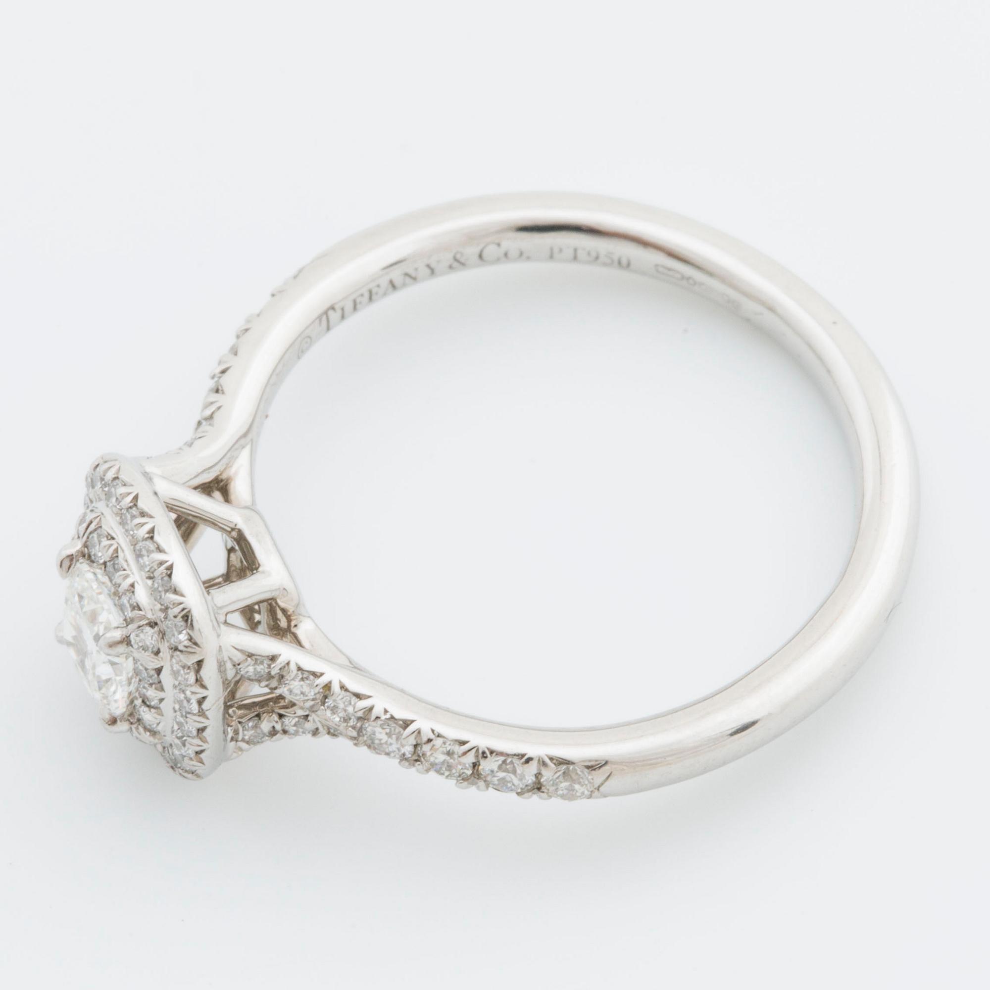 TIFFANYRING, platinum, 1 modfied cushion-shaped diamond 0,26 ct F VVS1 and brilliant-cut diamonds 0,25 ct D-G IF-VS2.