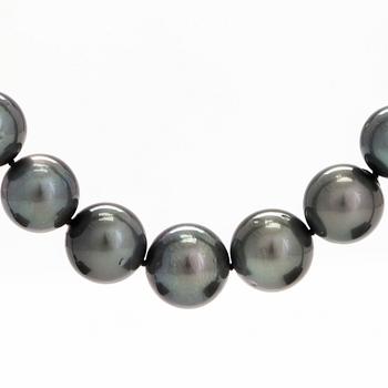 Necklace with cultured Tahitian pearls, 14K gold clasp.