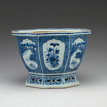 A blue and white flower pot, Qing dynasty, late Qianlong (1736-95).