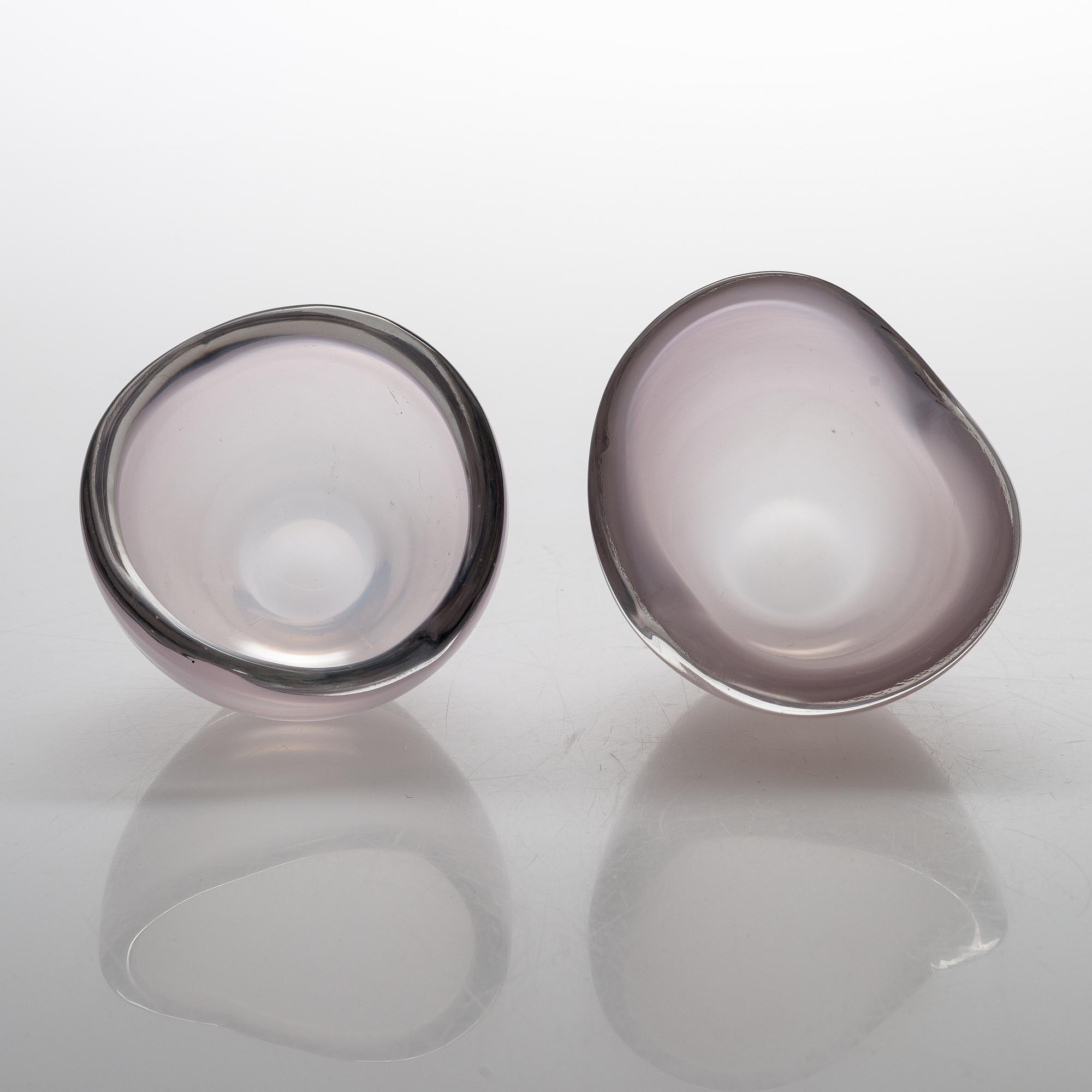 Kaj Franck, vaser, ett par, "Hauen leuat" (Gäddans gap) 3111, signerade K. Franck Iittala.