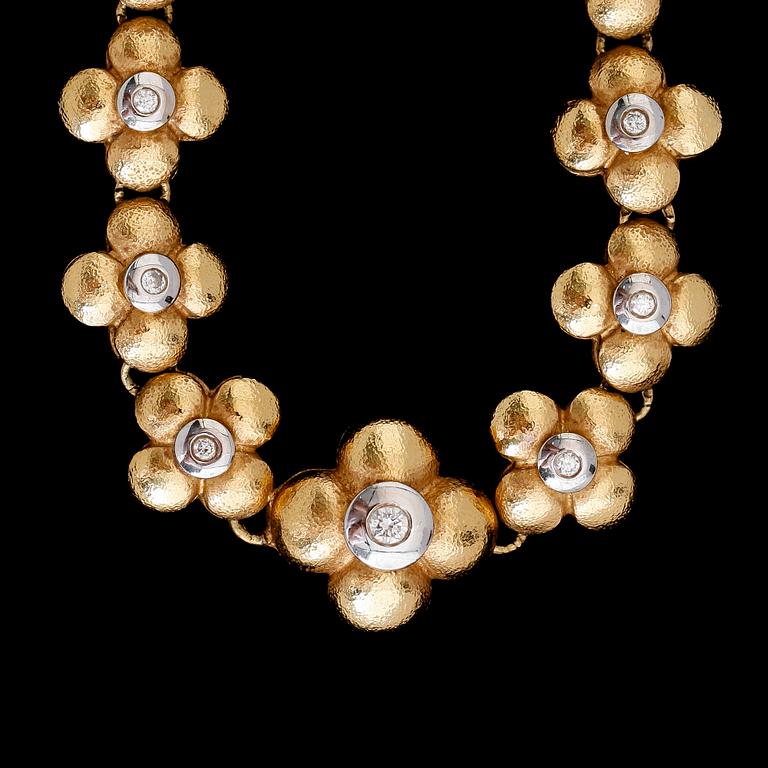 COLLIER, 18K tvåfärgat guld, RNS, briljantslipade diamanter tot ca 0.30 ct. Vikt ca 66 g.