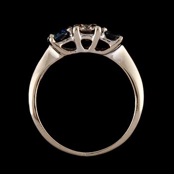 RING, 18k vitguld med briljantslipad diamant ca 0.45 ct samt 2 fasettslipade blå safirer. Vikt 3 g.
