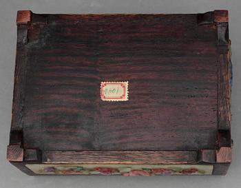 ASK MED LOCK, trä och nefrit. Kina sen Qingdynasti (1644-1911).