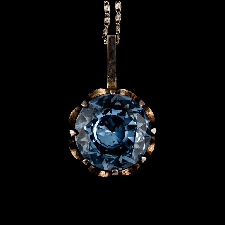 HÄNGE SAMT RING, silver med fasettslipad syntetisk spinell, Bengt Hallberg, Köping, 1975. Vikt 18 g.