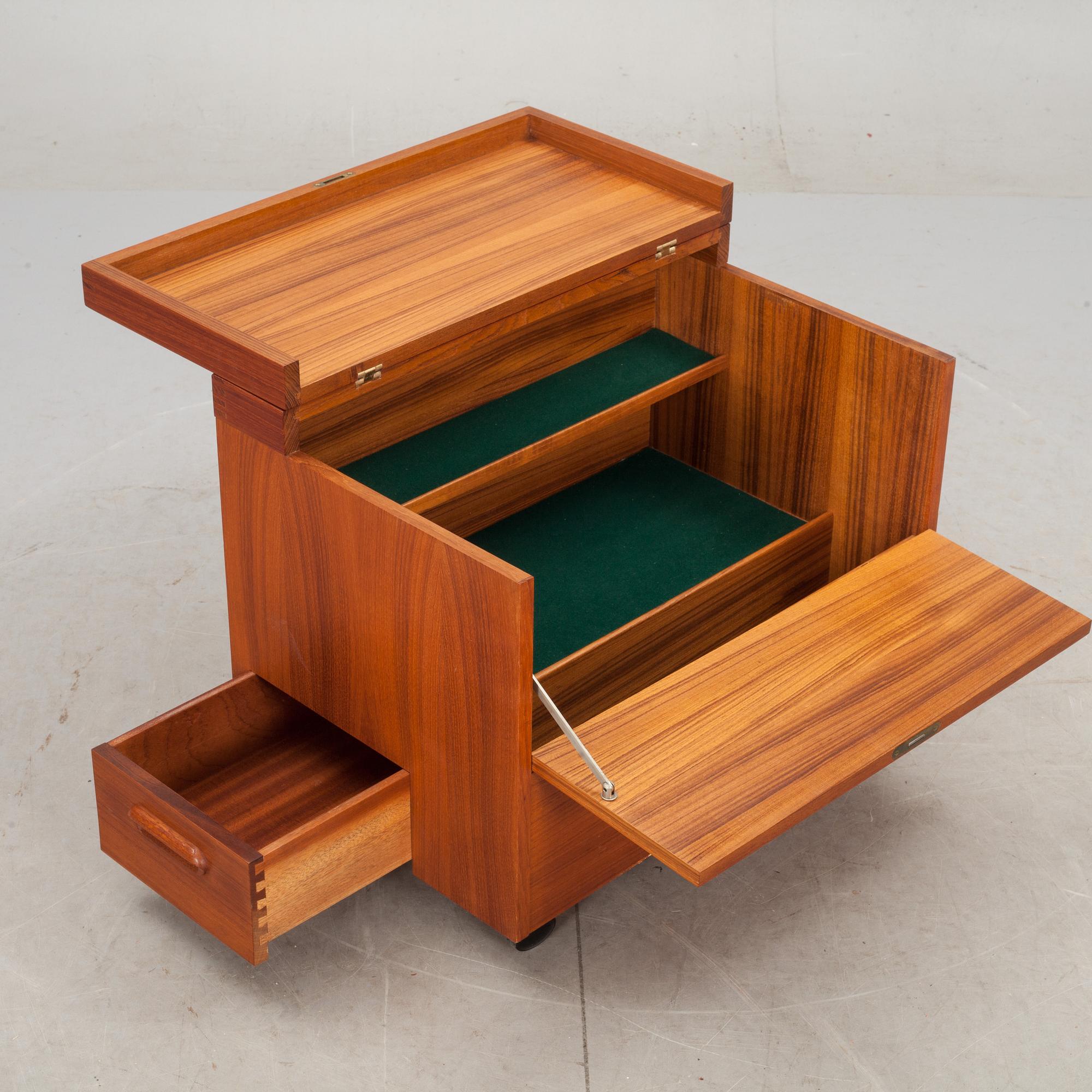 BARSKÅP, teak. 1900-talets andra hälft.