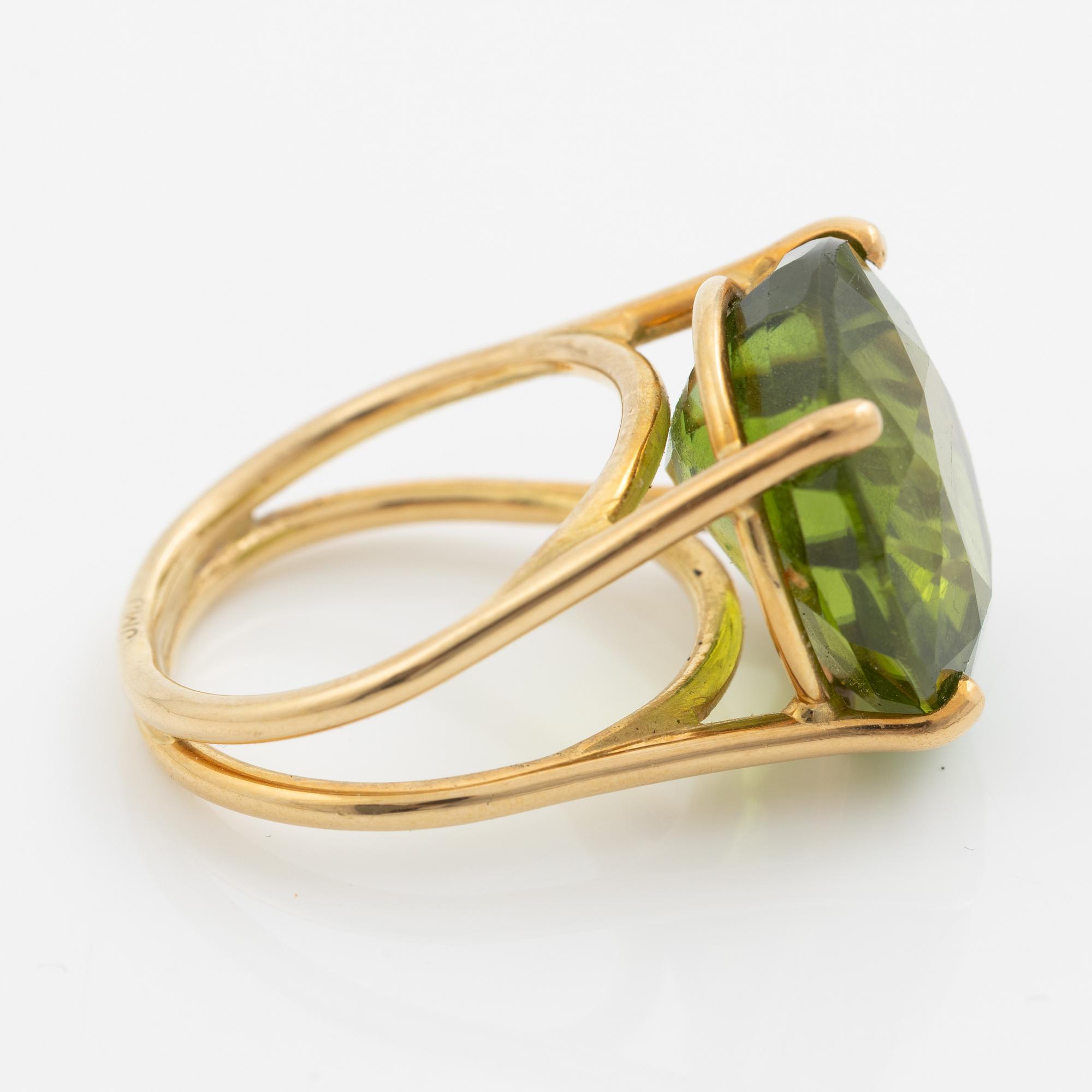 Ring, cocktail ring, 18K gold with large peridot.