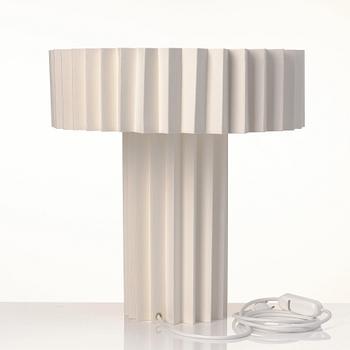 FOLKFORM, "L árt Plisse no 2", Formstudie i vitt, bordslampa, Studio Folkform, 2022.