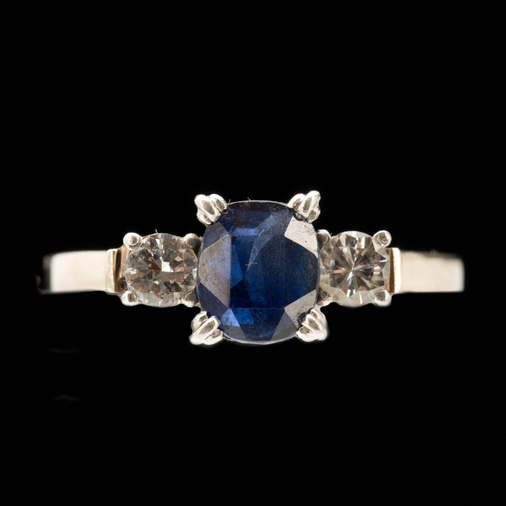 RING, 18k vitguld med safir samt två briljantslipade diamanter ca 0,30ct. Vikt ca 2g.