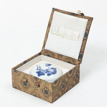 Penselställ med pensel samt ask med sigillvax, Kina, 1900-tal.