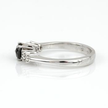 RING, 18K vitguld med rosenslipad svart diamant ca 0,37 ct och briljantslipade diamanter, tot ca 0,13 ct. Vikt 3,41 g.