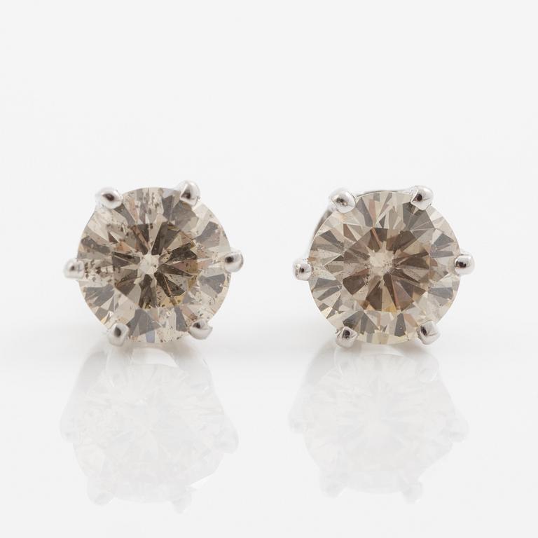 Örhängen, ett par, 14K vitguld med bruntonade briljantslipade diamanter.