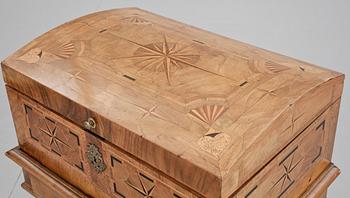 KISTA, på benställning, barock/barockstil. 1700-1900-tal.