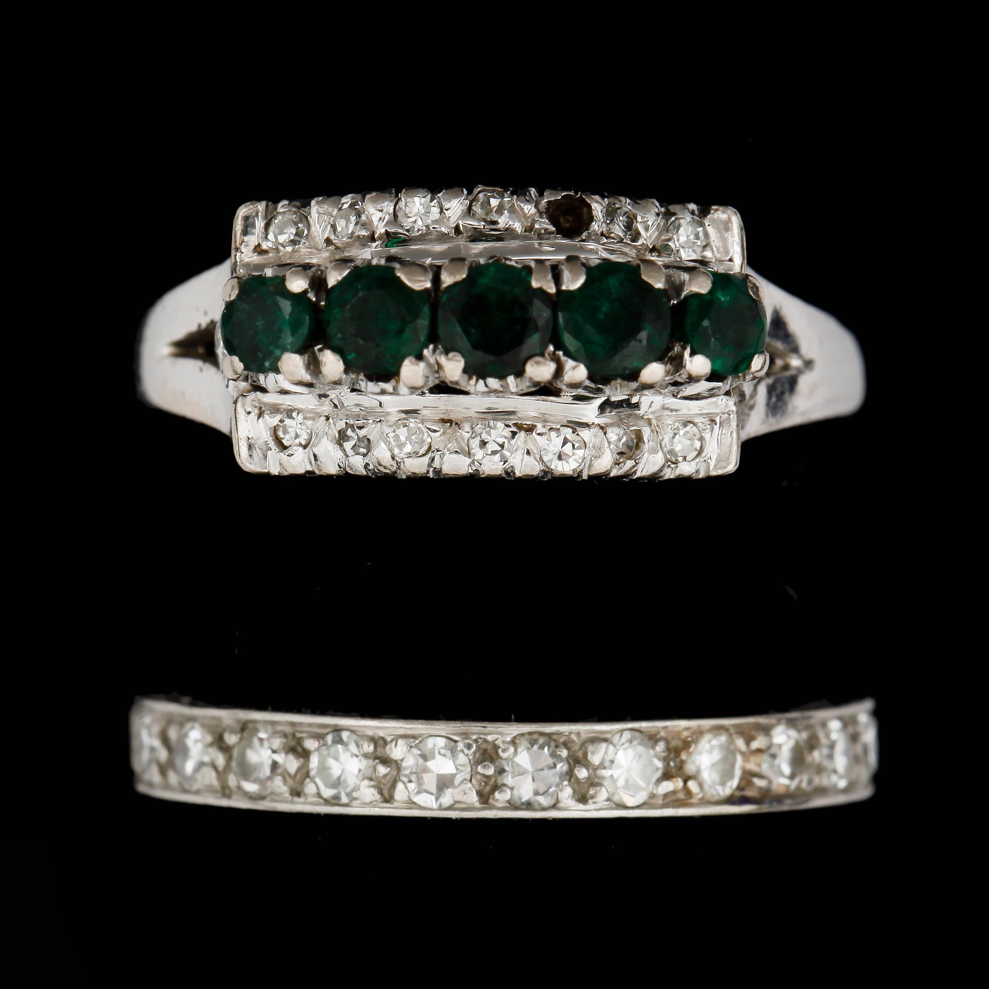 RINGAR, 2st, 18k vitguld, med diamanter och smaragder. Totalvikt 6g.