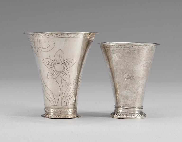BÄGARE, två stycken, silver. Christoffer Baumann, Hudiksvall 1794 och Sven Wibling, Jönköping 1764.