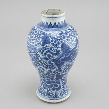 Serving dish and vase from China, Qing dynasty, 18th century.