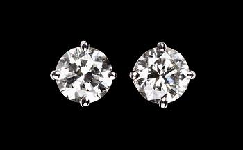 1084. A pair of brilliant cut diamond studs, 1.51 cts/1.47 cts.