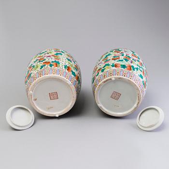 A PAIR OF URNS, porcelain, China first half of the 20th century.