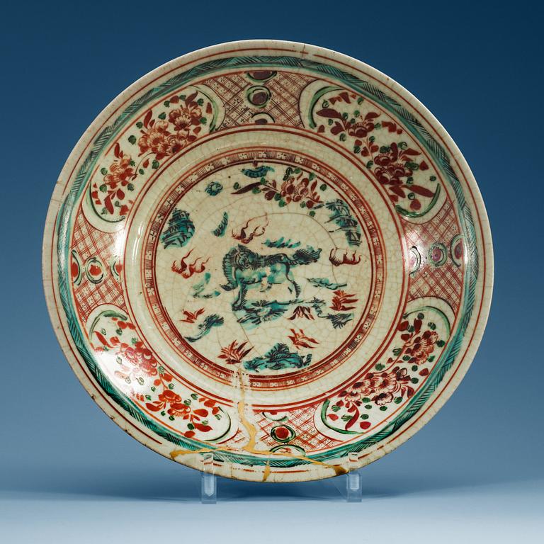 A large Swatow dish, Ming dynastin.