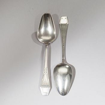 SKEDAR, 5 st, och SÅSSLEV, silver "Suomi"-serien, Finska Guldsmeders ab, Åbo 1920-21. Vikt 342,7 g.