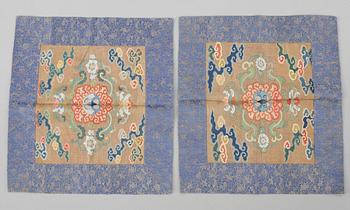 DUKAR, ett par, siden, Kina, sen Qingdynastin/tidigt 1900-tal. Ca 52x57 cm.