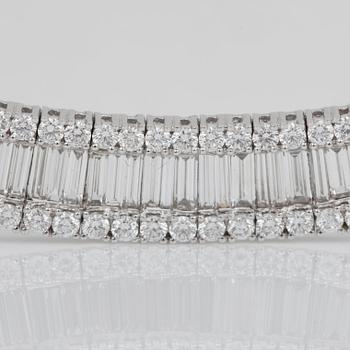 COLLIER med baguette- och briljantslipade diamanter, 24.85 ct enligt inskription.