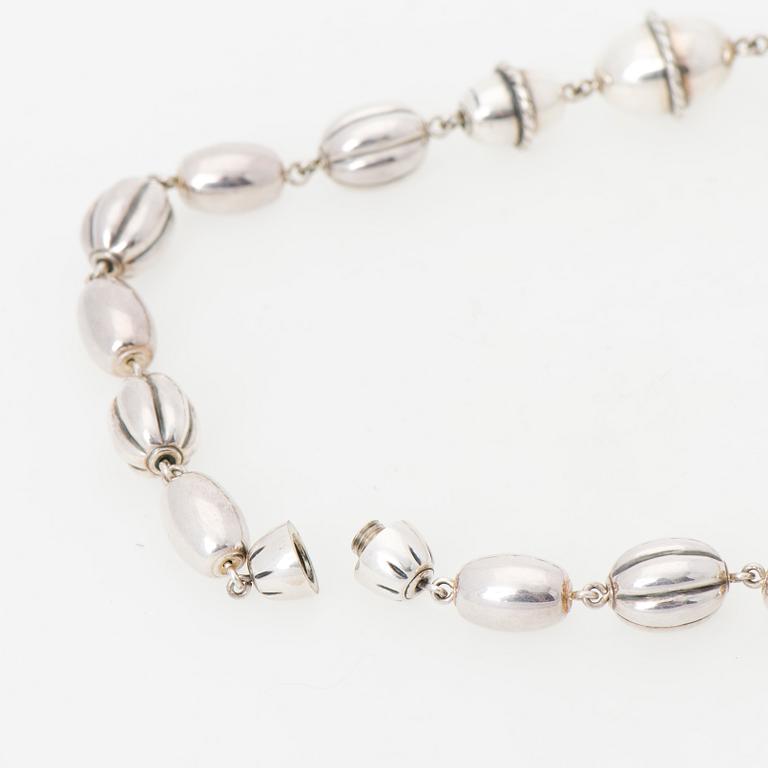 KAULAKORU, "Halikon kääty", hopeaa. Kalevala Koru.