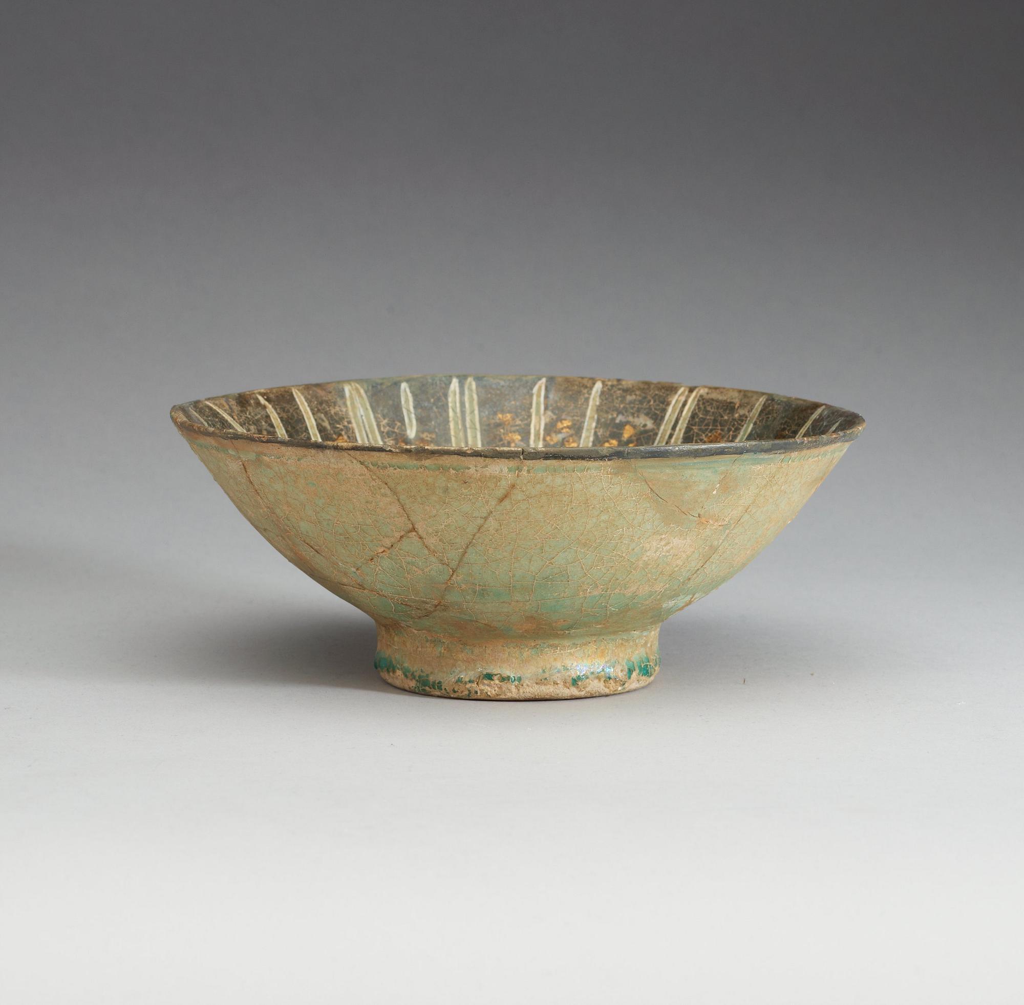 BOWL. Diameter 20,5 cm. Iran, Kashan 12th century.